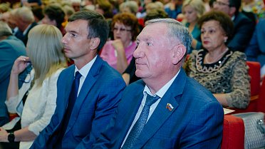 Депутаты ЗС участвуют в акции "Соберем ребенка в школу"